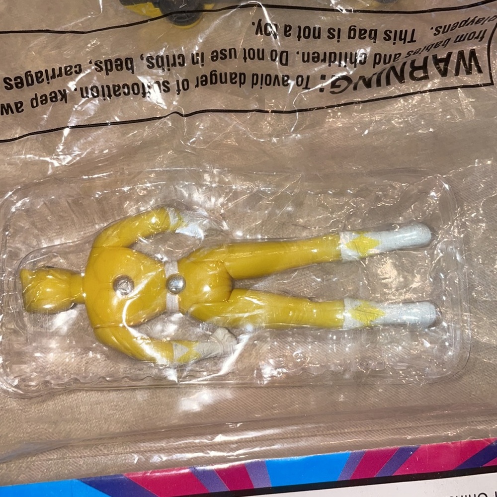 1994 Mighty Morphin Power Ranger Toy - Yellow Ranger - Picture 7 of 8